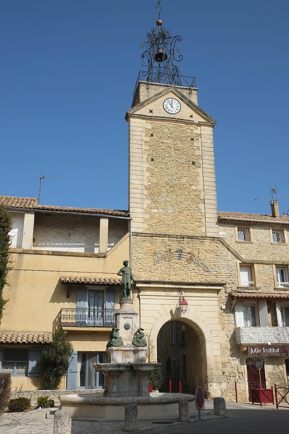 Connaux Tour horloge 206