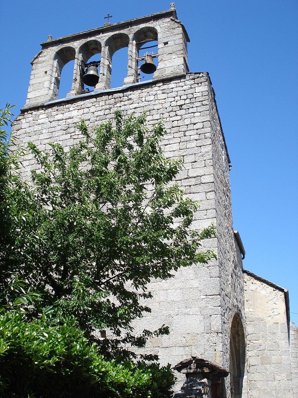 Génolhac (Gard, Fr), l'église avec son clocher — mur