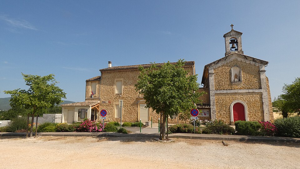 Les Plans (Gard) — Mairie et Église Saint — Jean — Baptiste