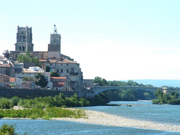 Pont Saint Esprit, église Saint saturnin et le pont médiéval sur le Rhône, France