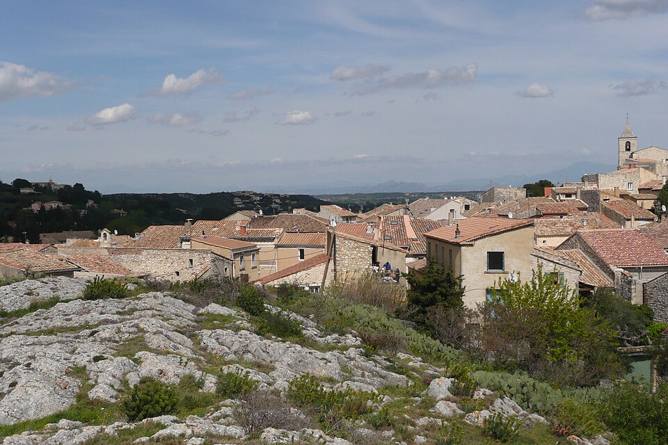Vue sur le village à Rochefort — du — Gard