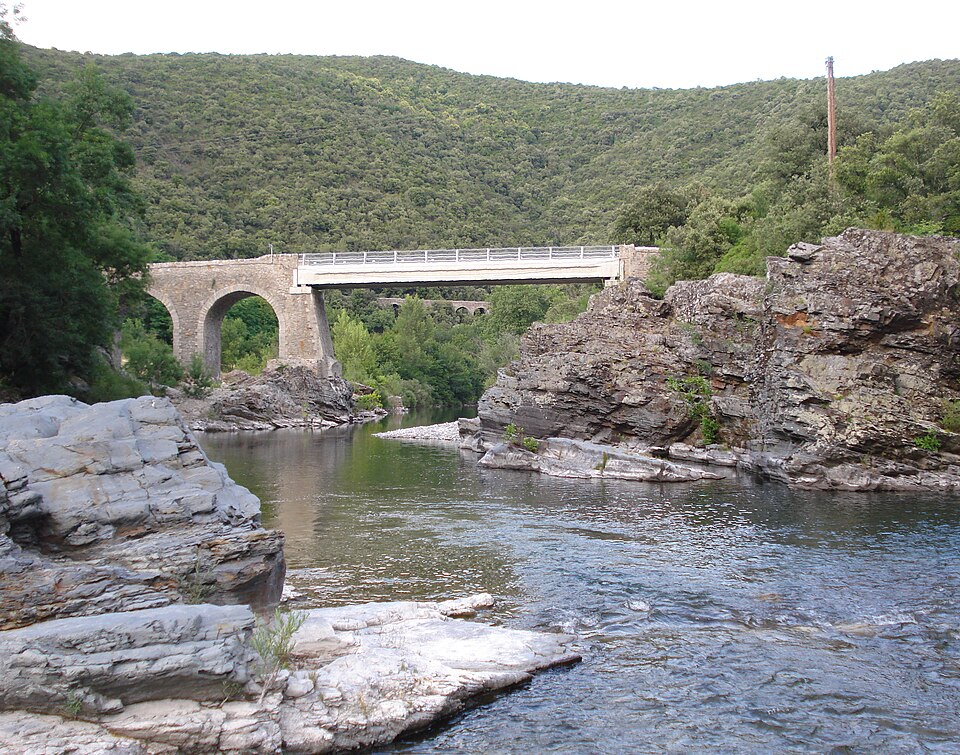 Bridge Pont — de — Selle and (background) bridge Pont — d'Hérault