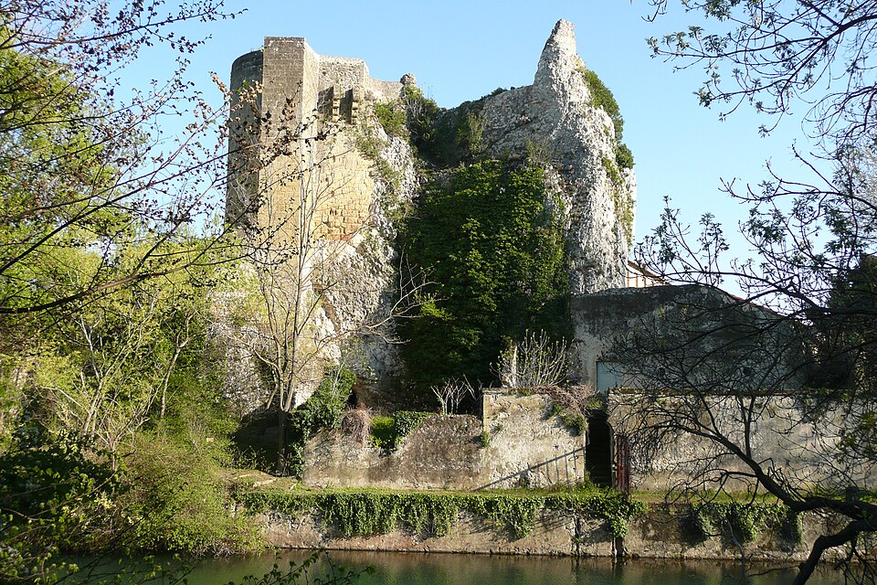 Ruine à proximité de la tour à Roquemaure