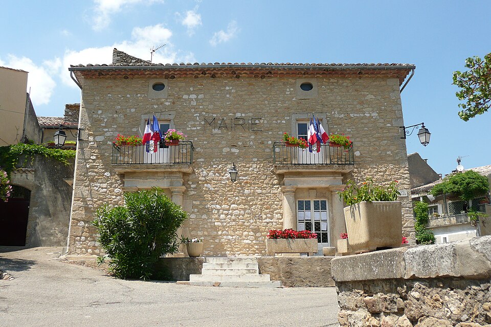 Mairie à Saint — André — de — Roquepertuis