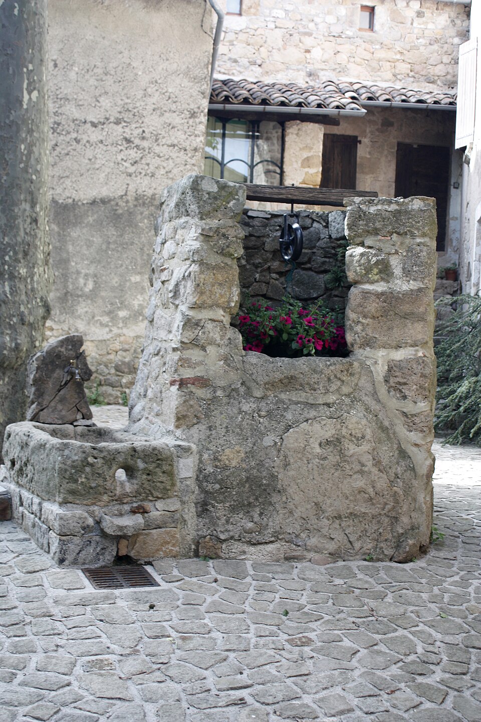 Ste Croix de Caderle — Le puits communal