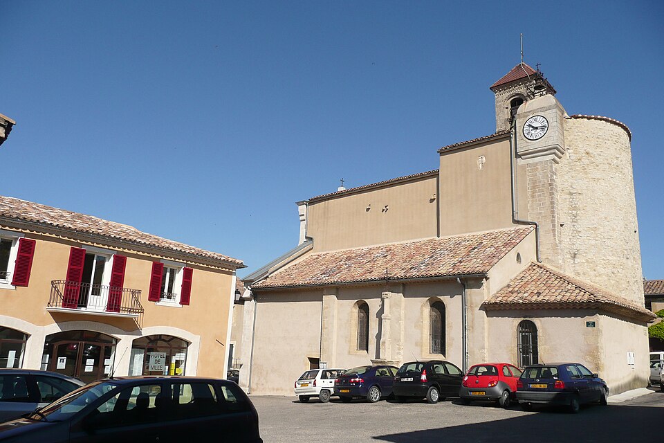 Hôtel de ville et église à Saint — Geniès — de — Comolas