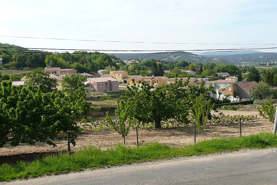 En premier plan Saint — Julien — de — Peyrolas et en arrière plan à droite Aiguèze