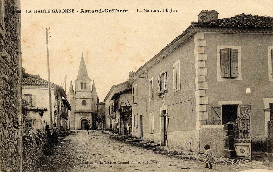 Arnaud — Guilhem — Carte postale — La mairie et l'église vers 1910