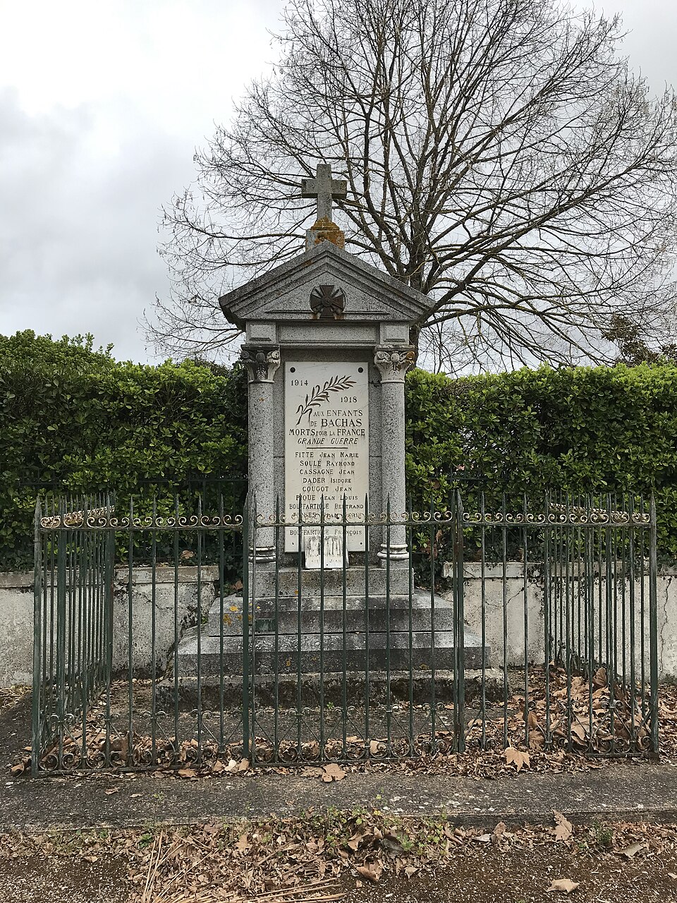Monument aux morts de Bachas — Environnement