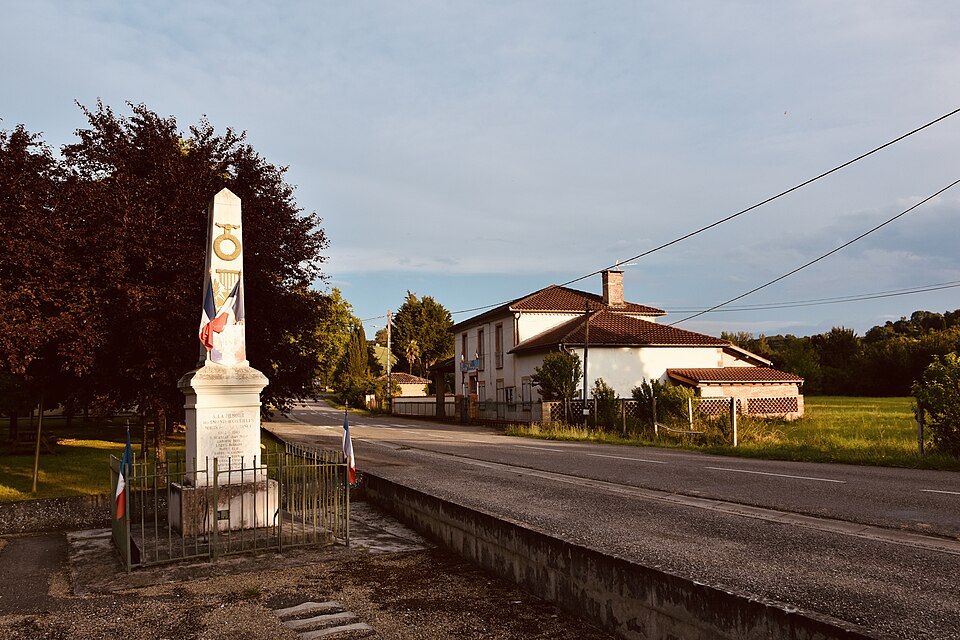 Monuments aux morts et Mairie