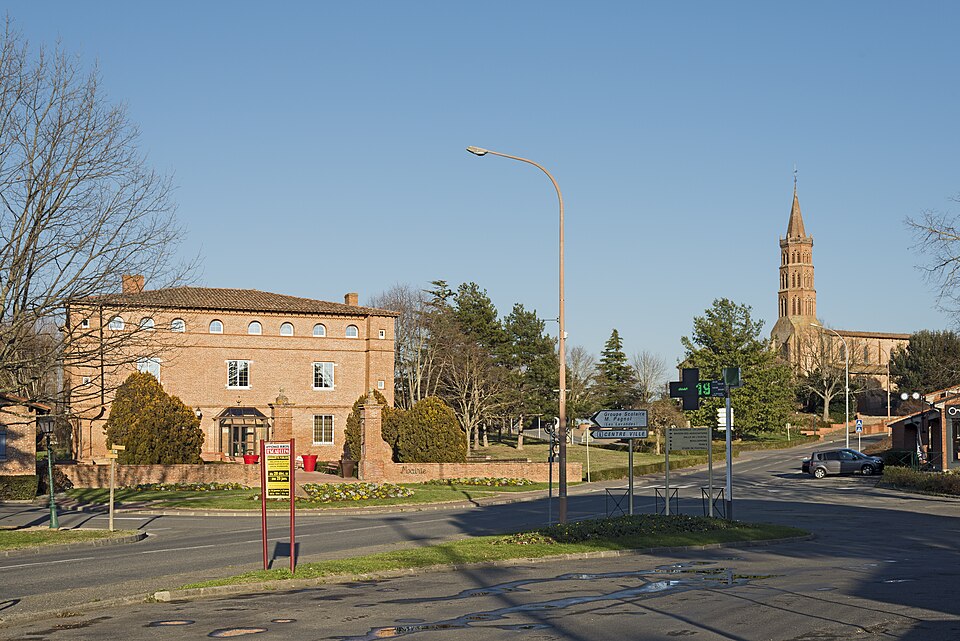 Escalquens — le centre ville, la mairie et l'église