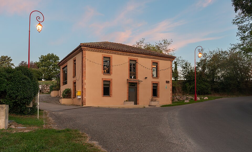 Town hall of Frontignan — Saves (2)