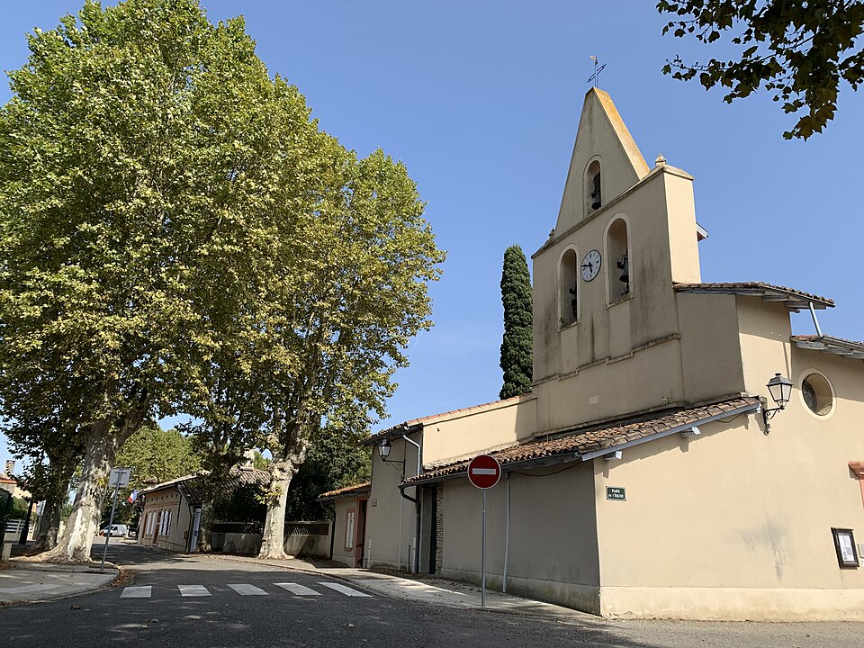 Menville Église et rue vers la mairie