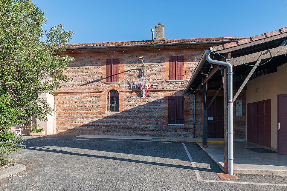 Town hall of Montgras (1)