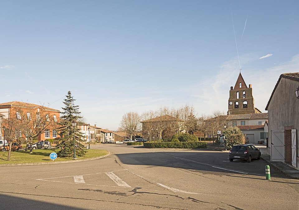 Saint — Cezert place du village