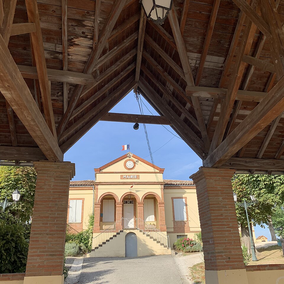 Thil — Mairie et halle