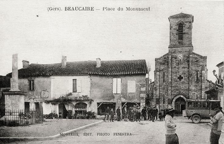 Beaucaire — Place du monument (CP Fenestra)