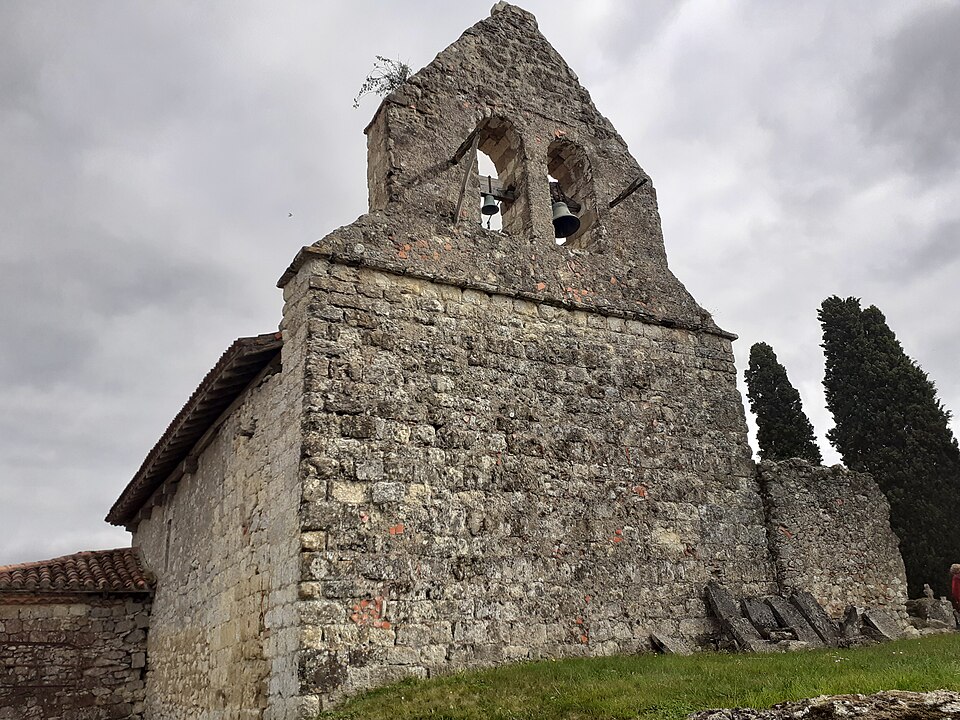 Eglise Saint — Pierre de Tabaux le clocher — mur
