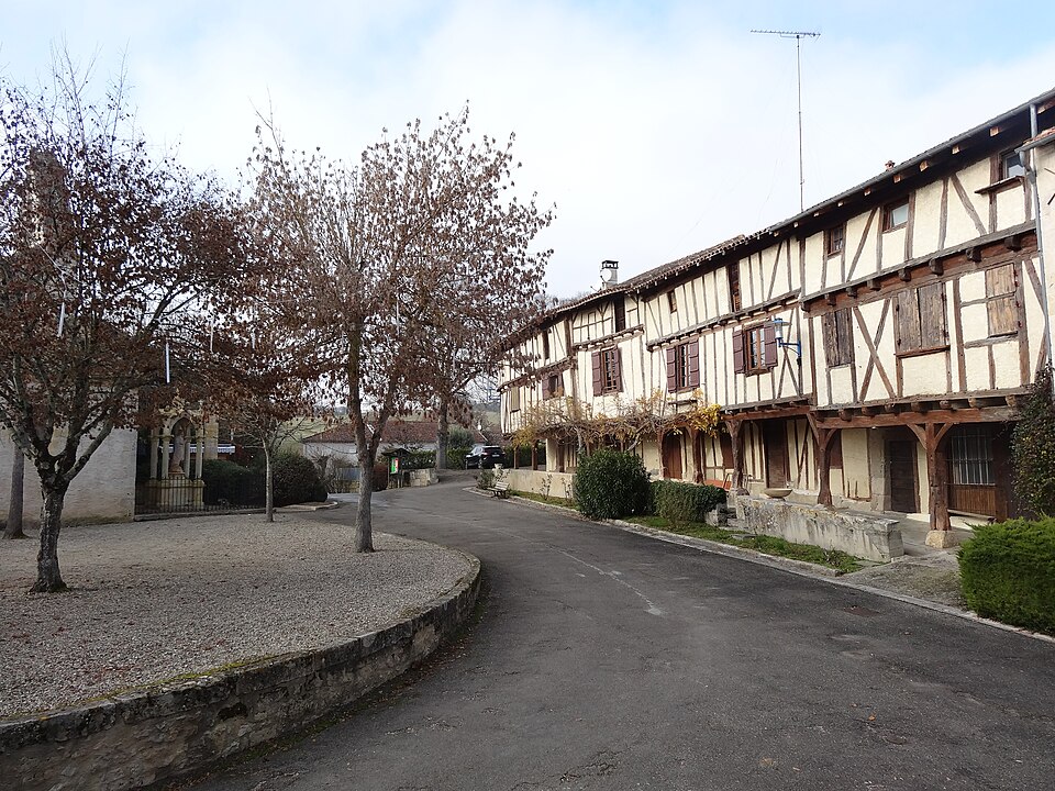 Gimbrède 2021 29 — Maisons à colombages et place
