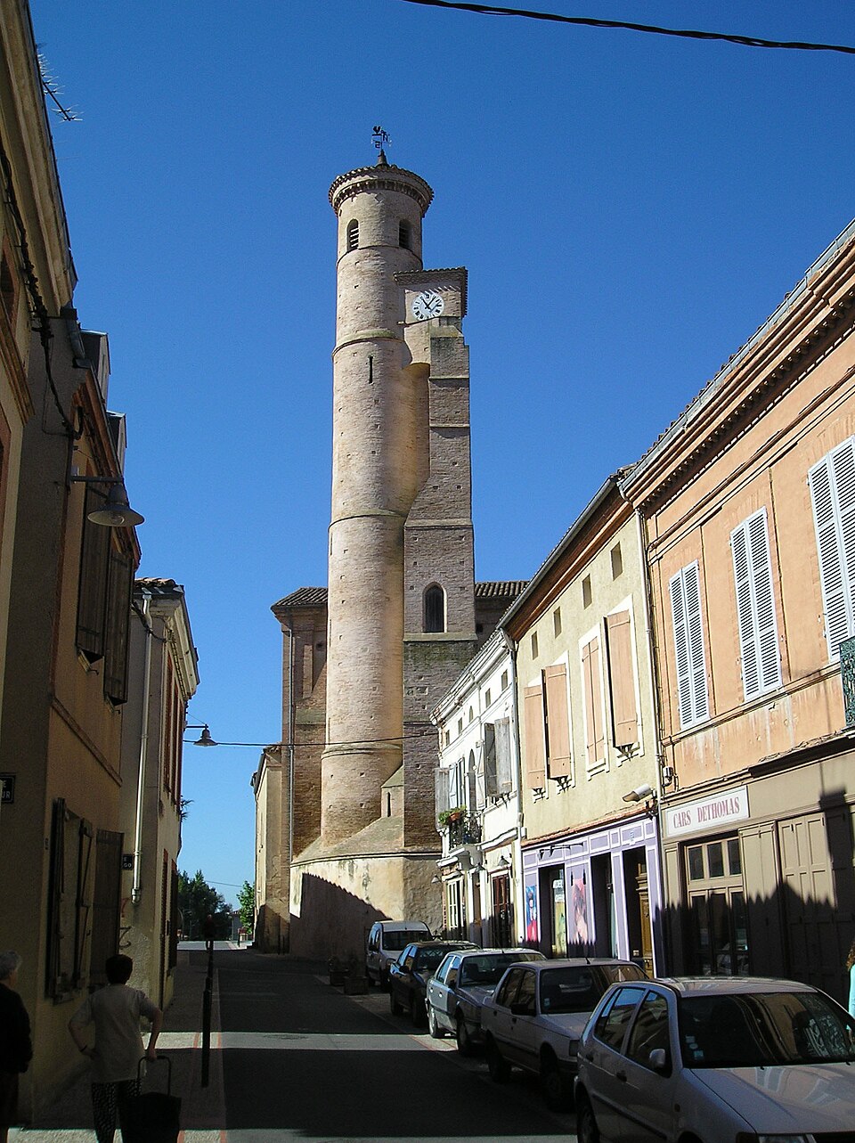 L'Isle — jourdain (Gers) — Rue de la République — Collégiale Saint — Martin — 20060831