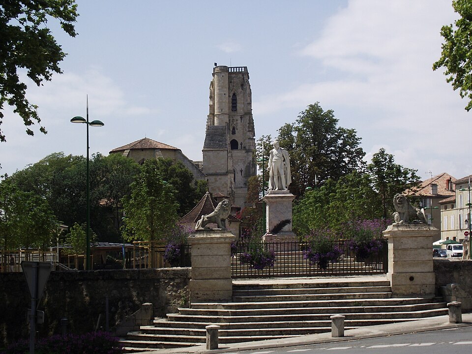 Statue du Maréchal Lannes et cathédrale Saint — Gervais — Saint — Protais5 (Lectoure, Gers, France)