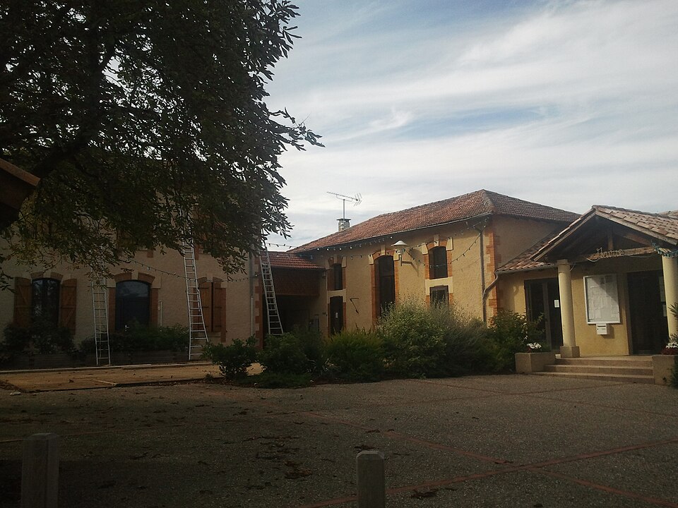 Lourties — Monbrun — Place de la mairie