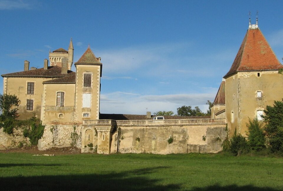 Fr — Chateau de Latoure — wide shot of courtyard buildings
