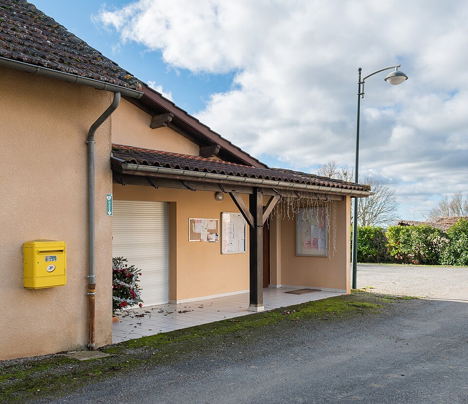 Town hall of Mongausy (2)