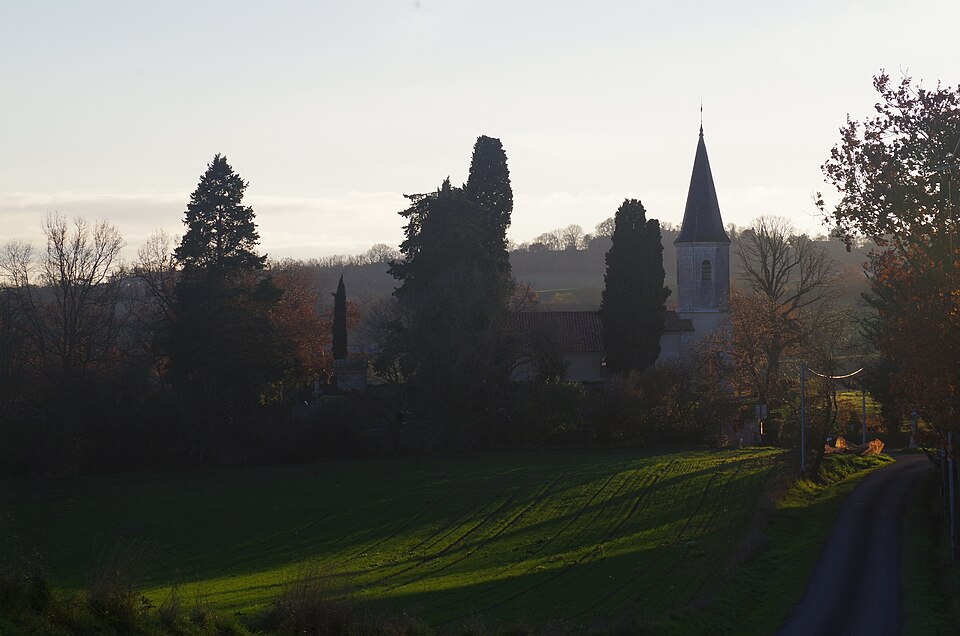 L'église de Saint — Brès vue depuis le chemin du Grilhon