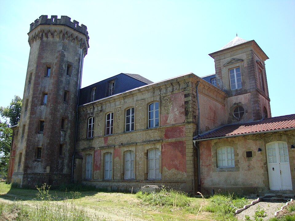 Saint — Christaud (Gers, Fr) un bâtiment avec tours