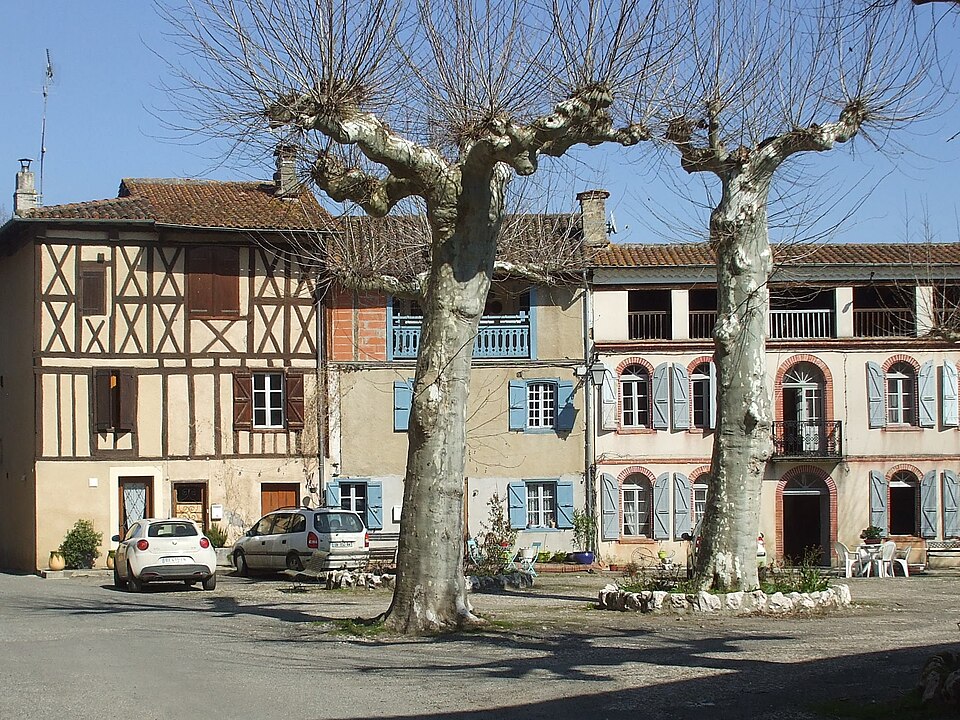 Traditional buildings in Simorre (cropped)