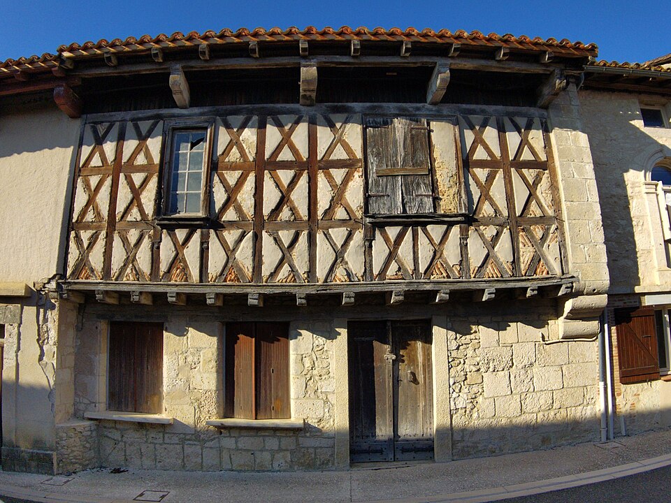 Maison à colombages en croisillons