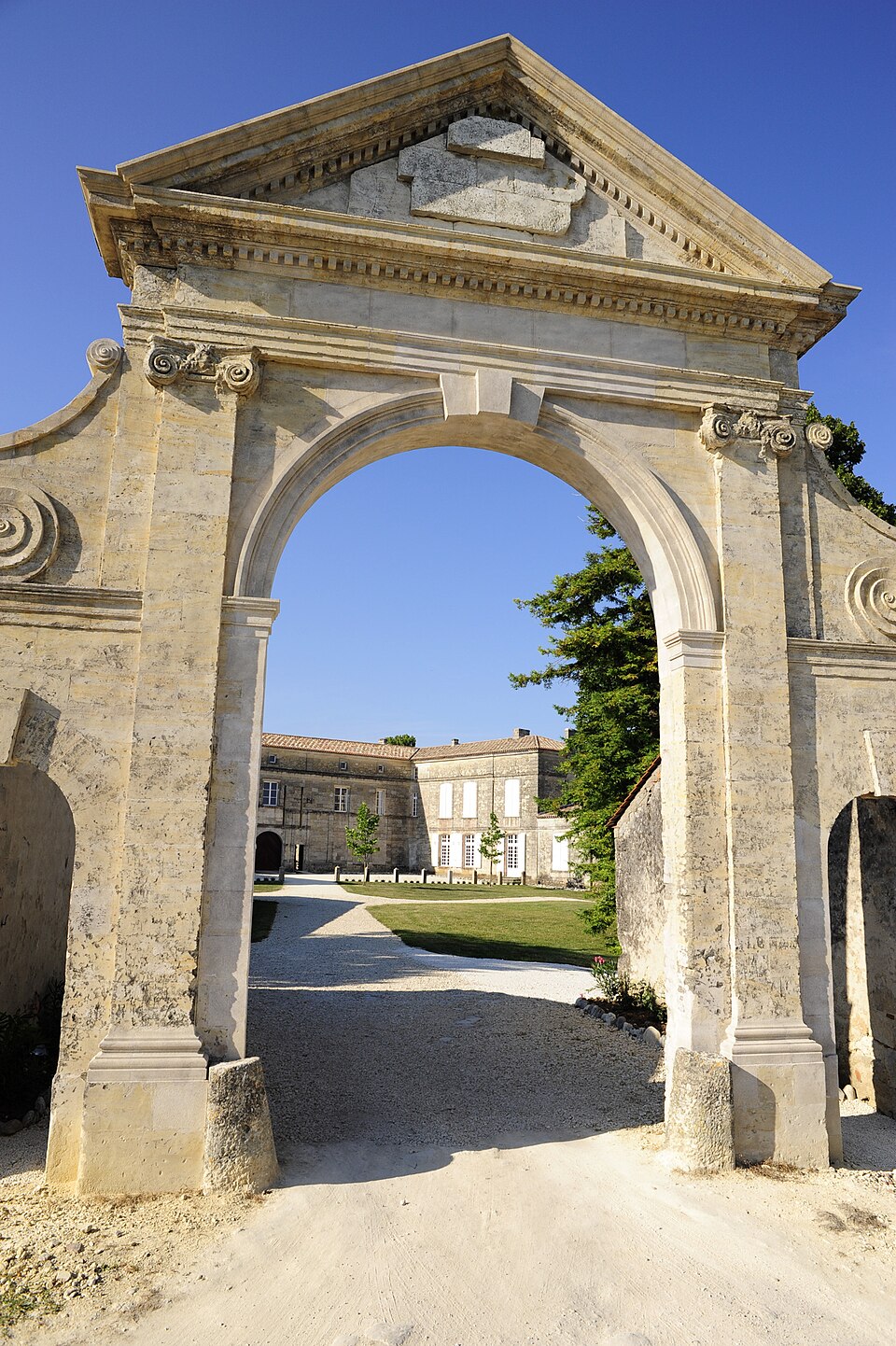 Chateau de Francs, Le porche