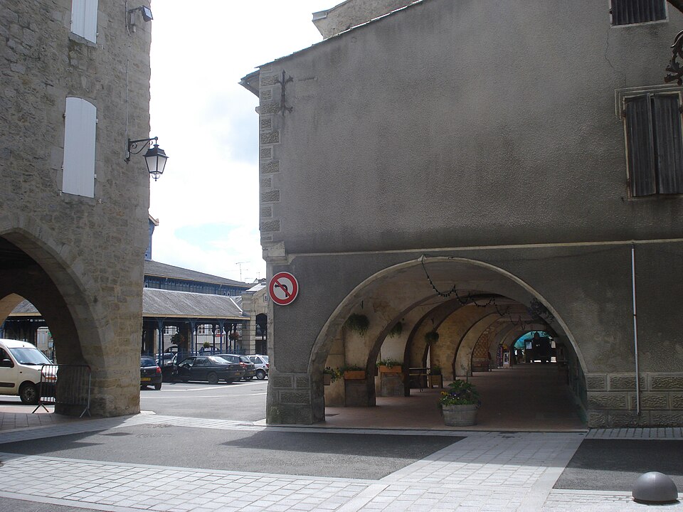 Monségur (Gironde), arcadenplein