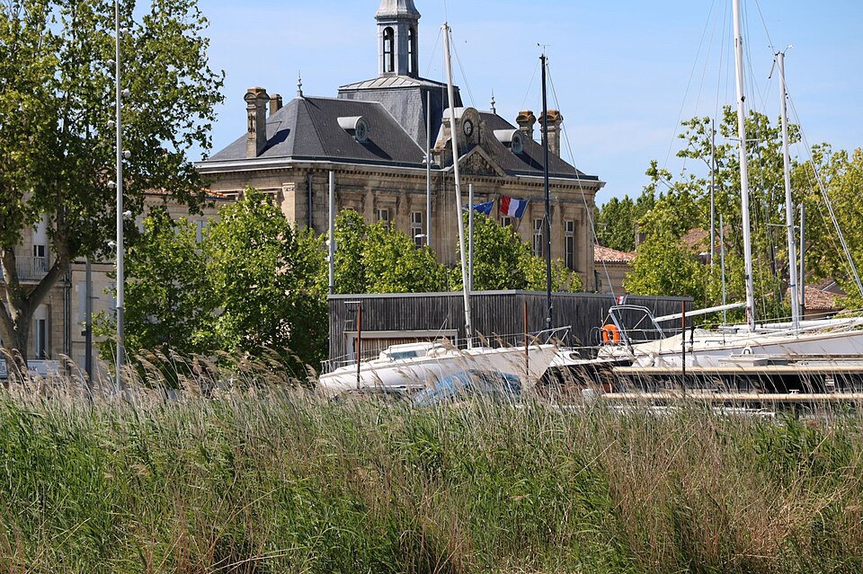 La mairie de Pauillac vue depuis le port de plaisance