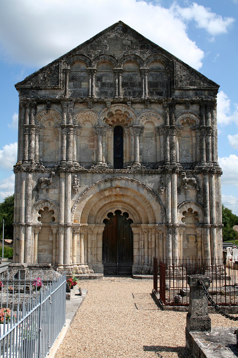 Eglise St. Pierre — Petit — Palais — et — Cornemps