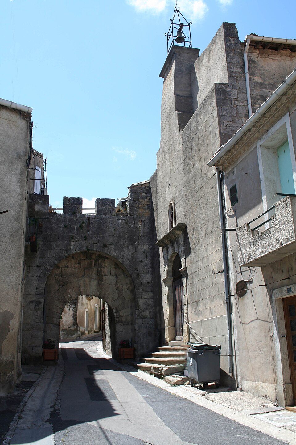 Gigean porte village 1