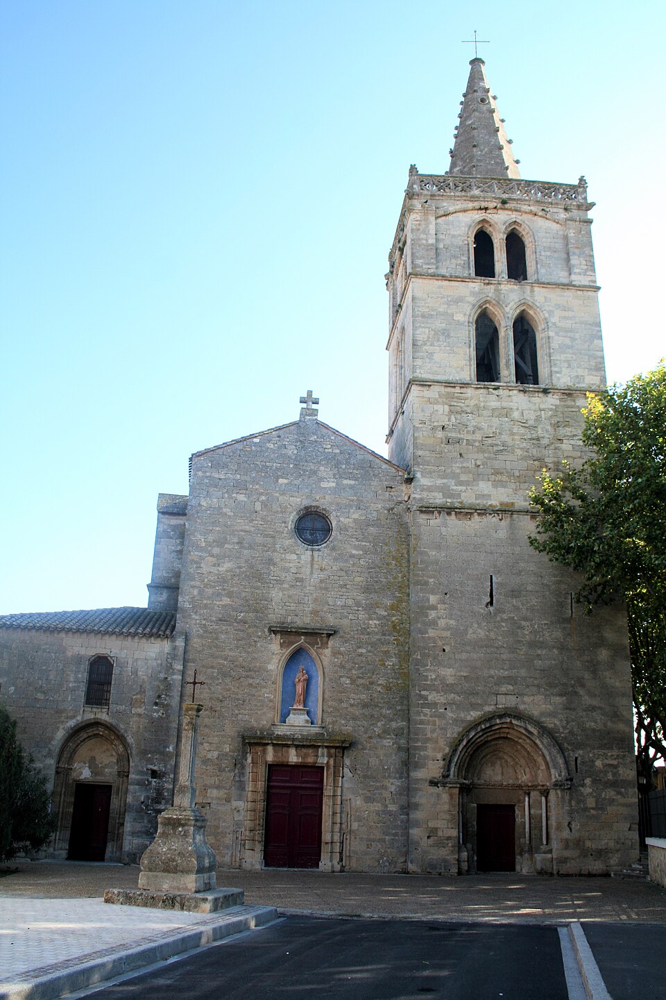 Serignan Notre — Dame entree
