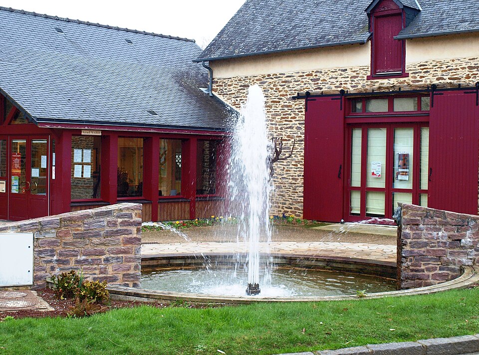 Bourgbarré — 35 — mairie — 02