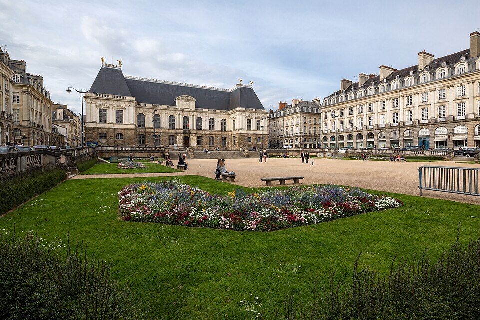 Vue sud — ouest de la place du parlement de Bretagne, Rennes, France