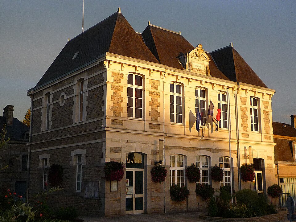 2010 10 06 St Aubin du Cormier — Mairie