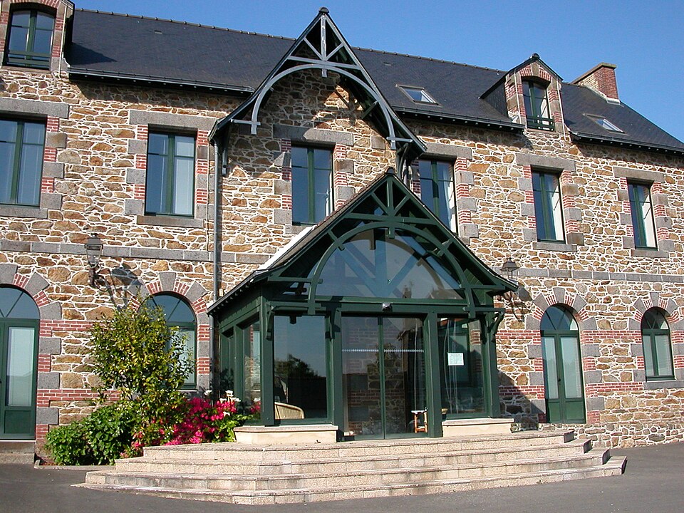 Saint — Coulomb mairie