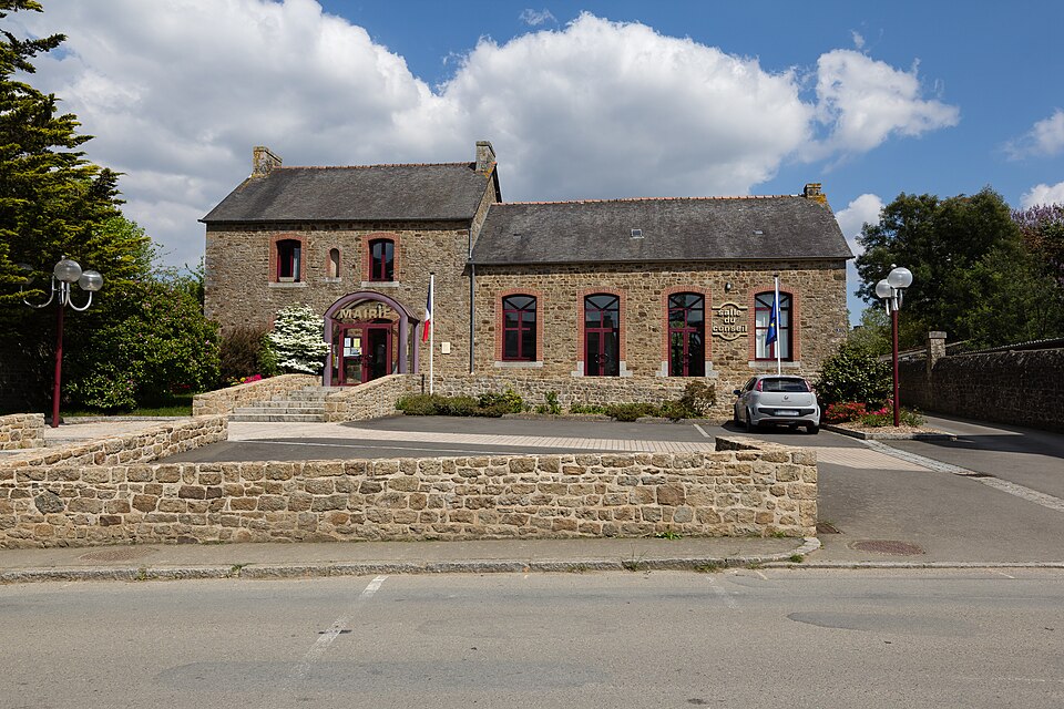 Mairie, Saint — Pern, France