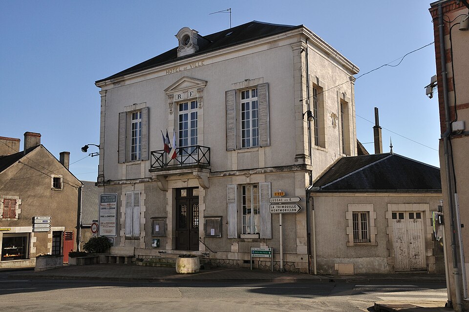 Bélâbre — Mairie 002