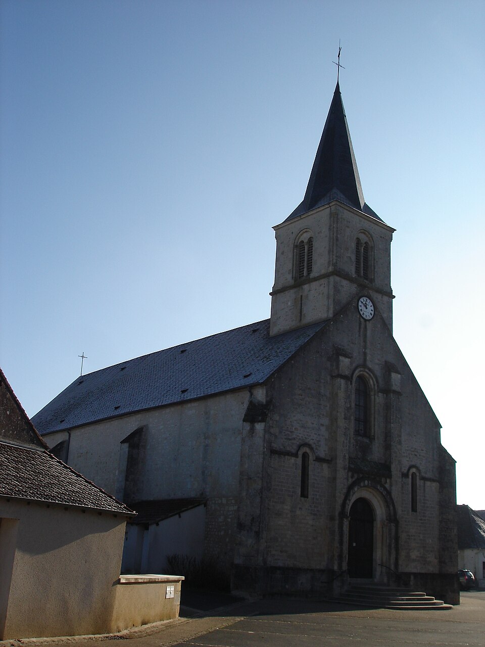 Saint — Août (36) — Église — vue de coté