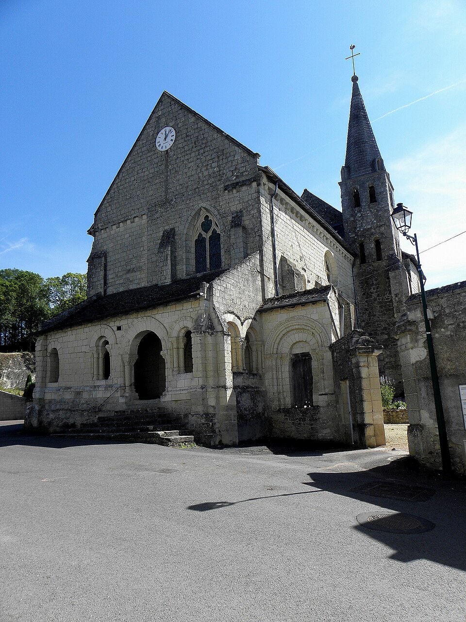 Avon — les — Roches (37) Église Notre — Dame 01