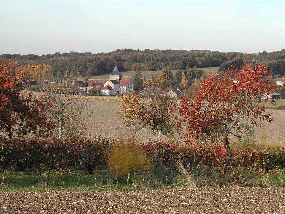 Le site et le village d'Esves — le — Moutier en automne.