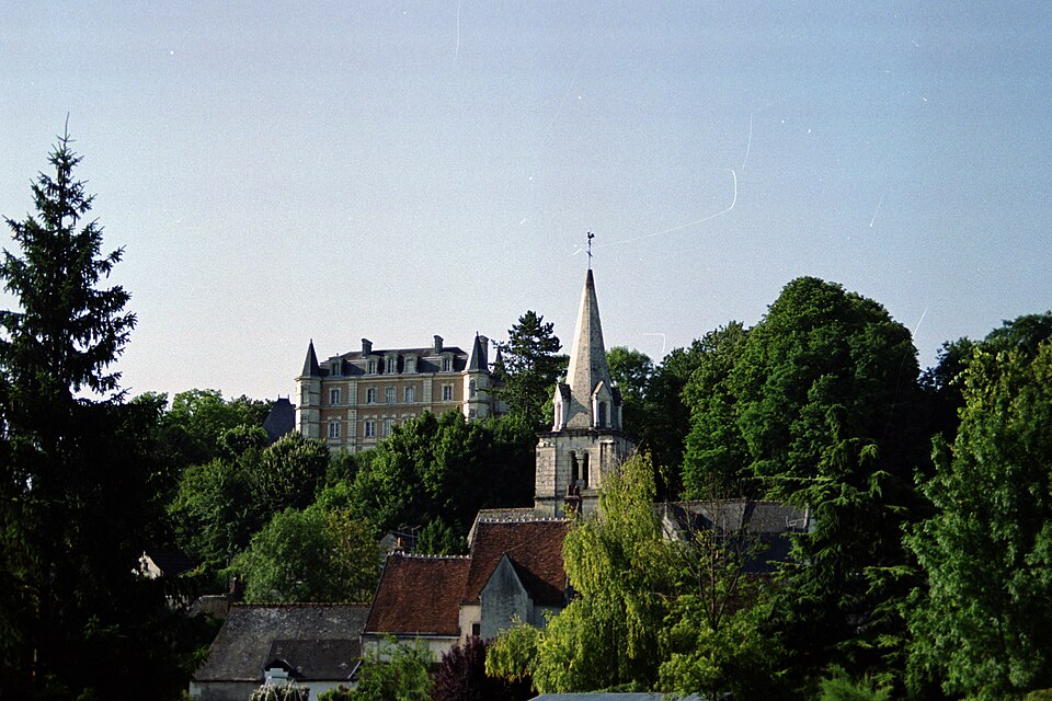 Clocher et manoir à Larçay