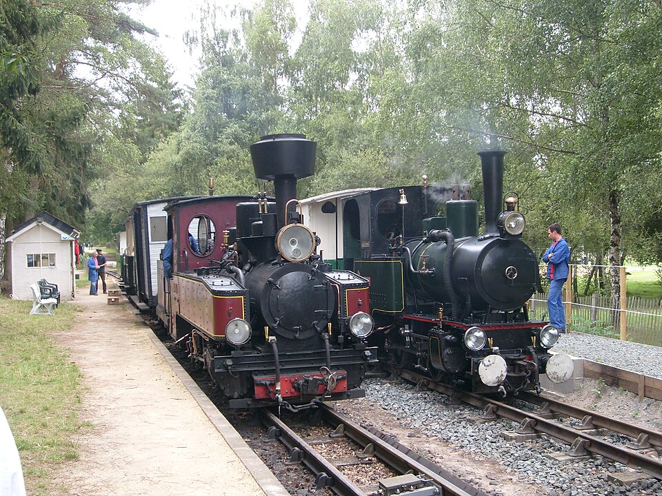et — 020 — devant — la — gare — du — reseau