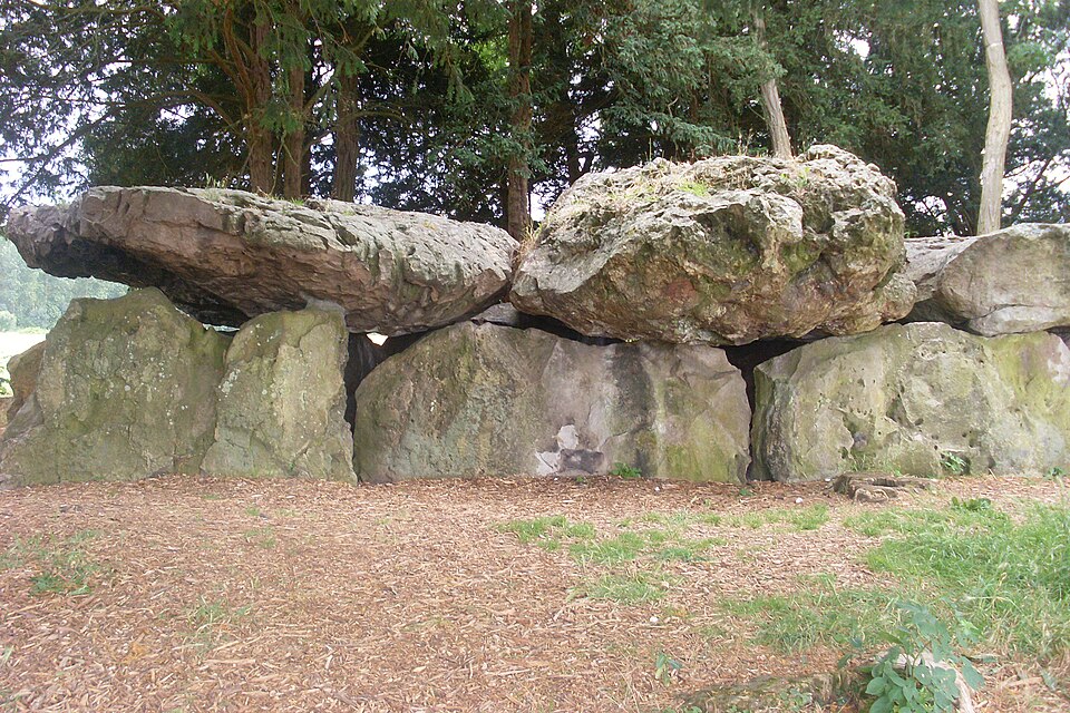 Saint — Antoine — du — Rocher, Dolmen de la Grotte aux Fées